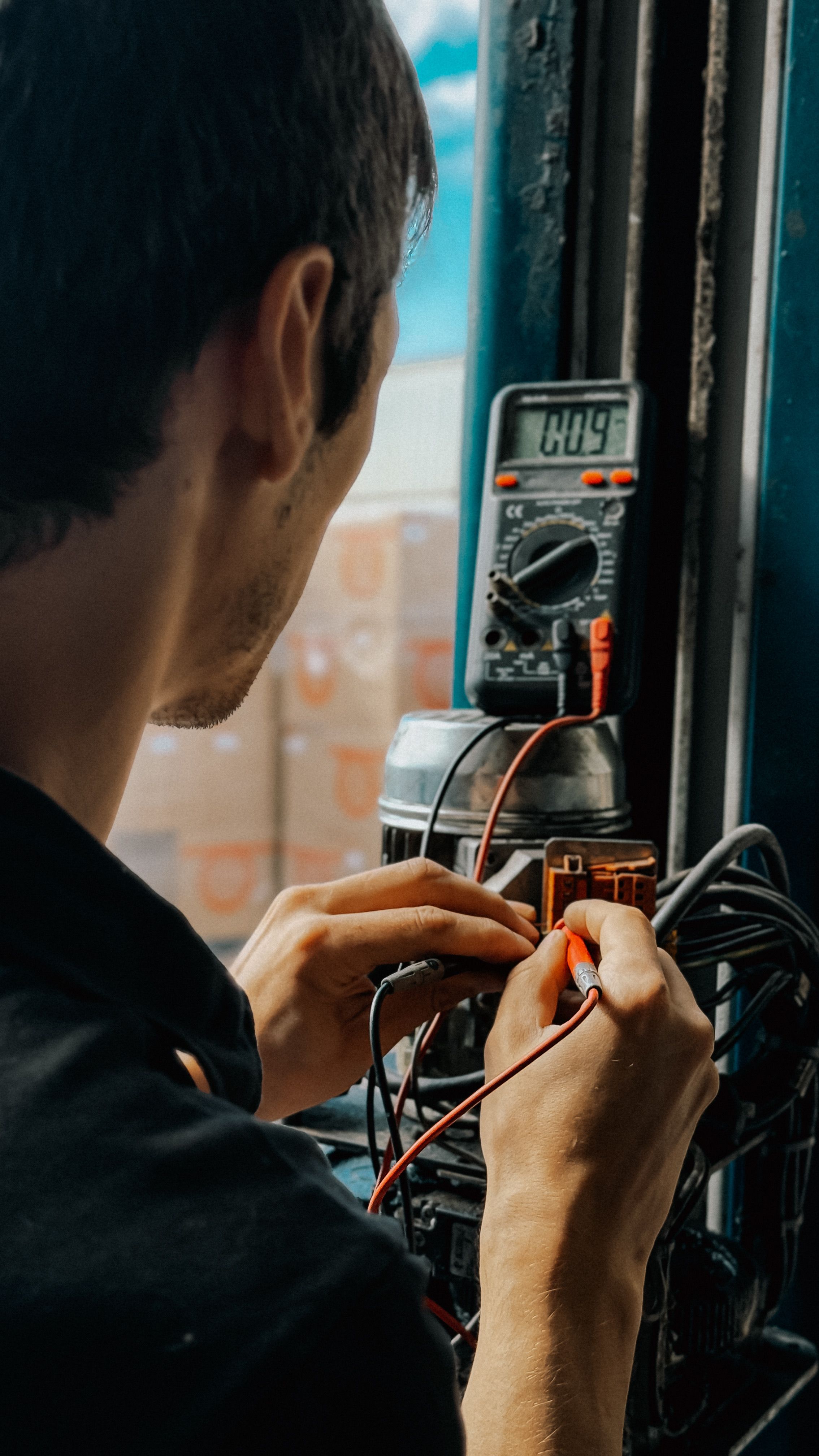 Électricien en intervention