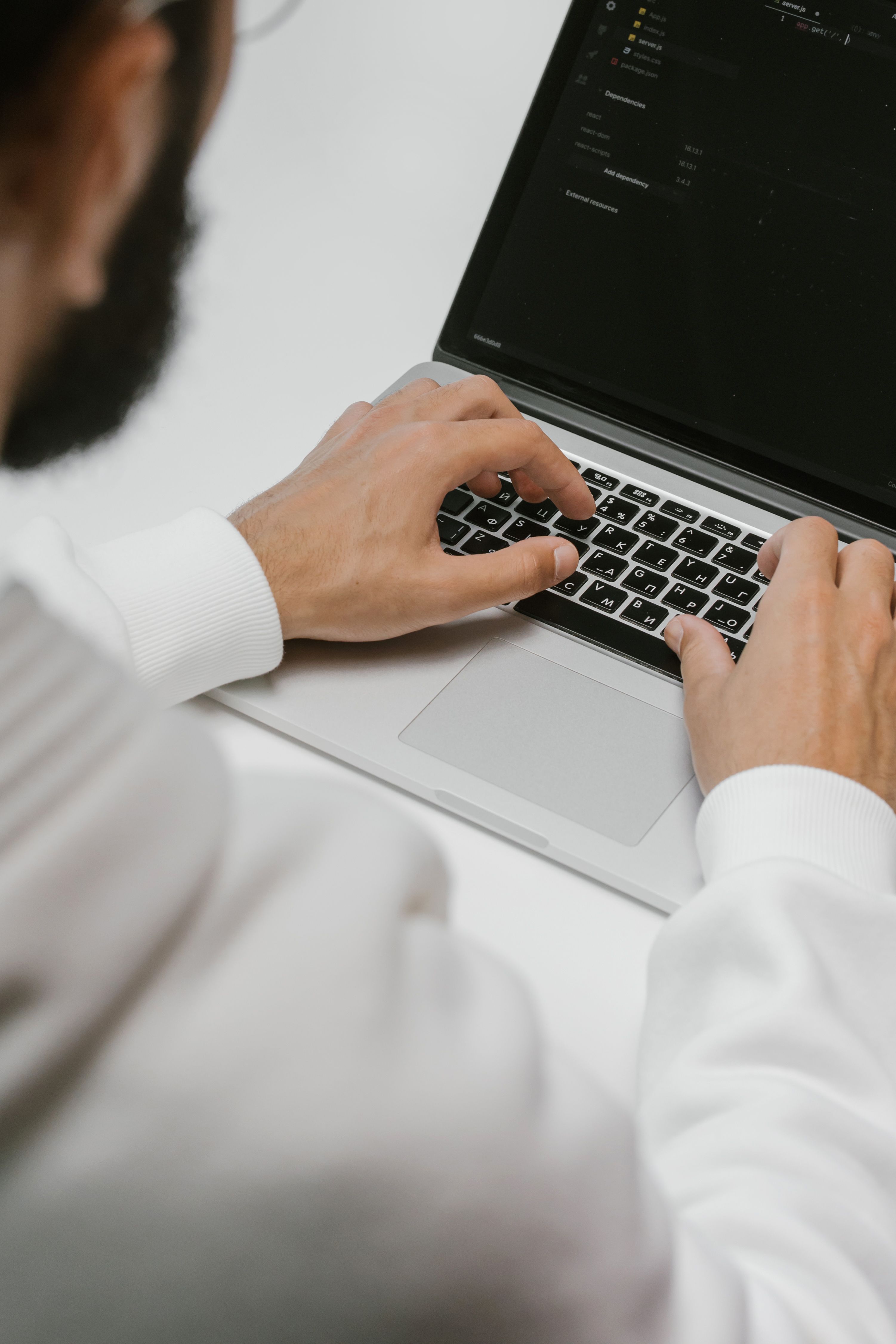 Informaticien travaillant